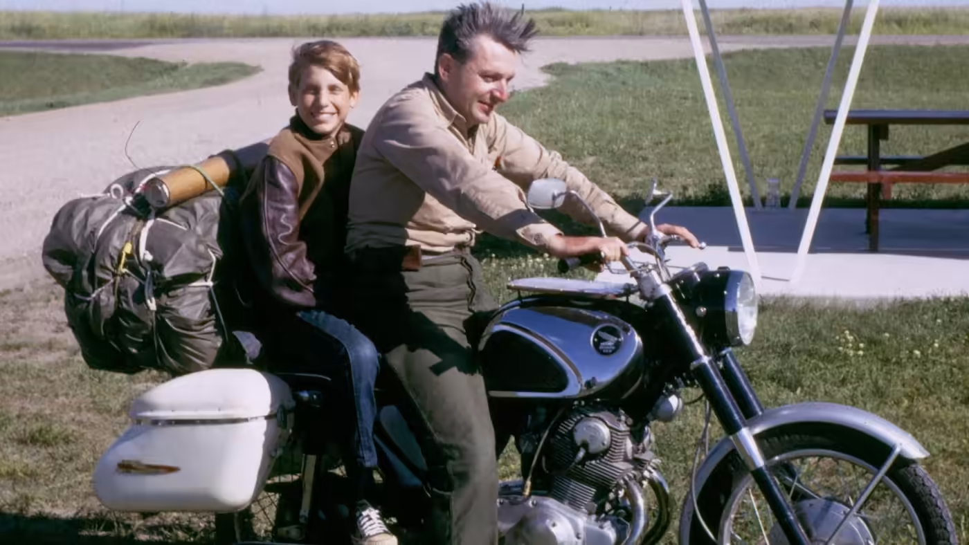 Robert-Pirsig-with-his-son-Chris-in-1968.jpg